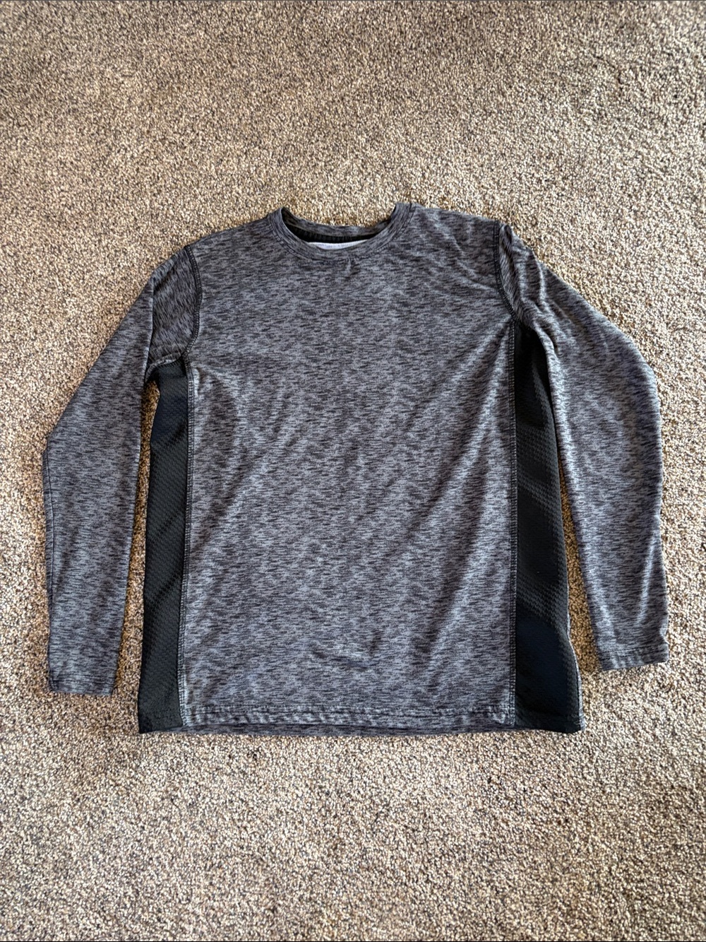 Boys Game Time Gray and Black Long-Sleeve Performance Tee Size 8